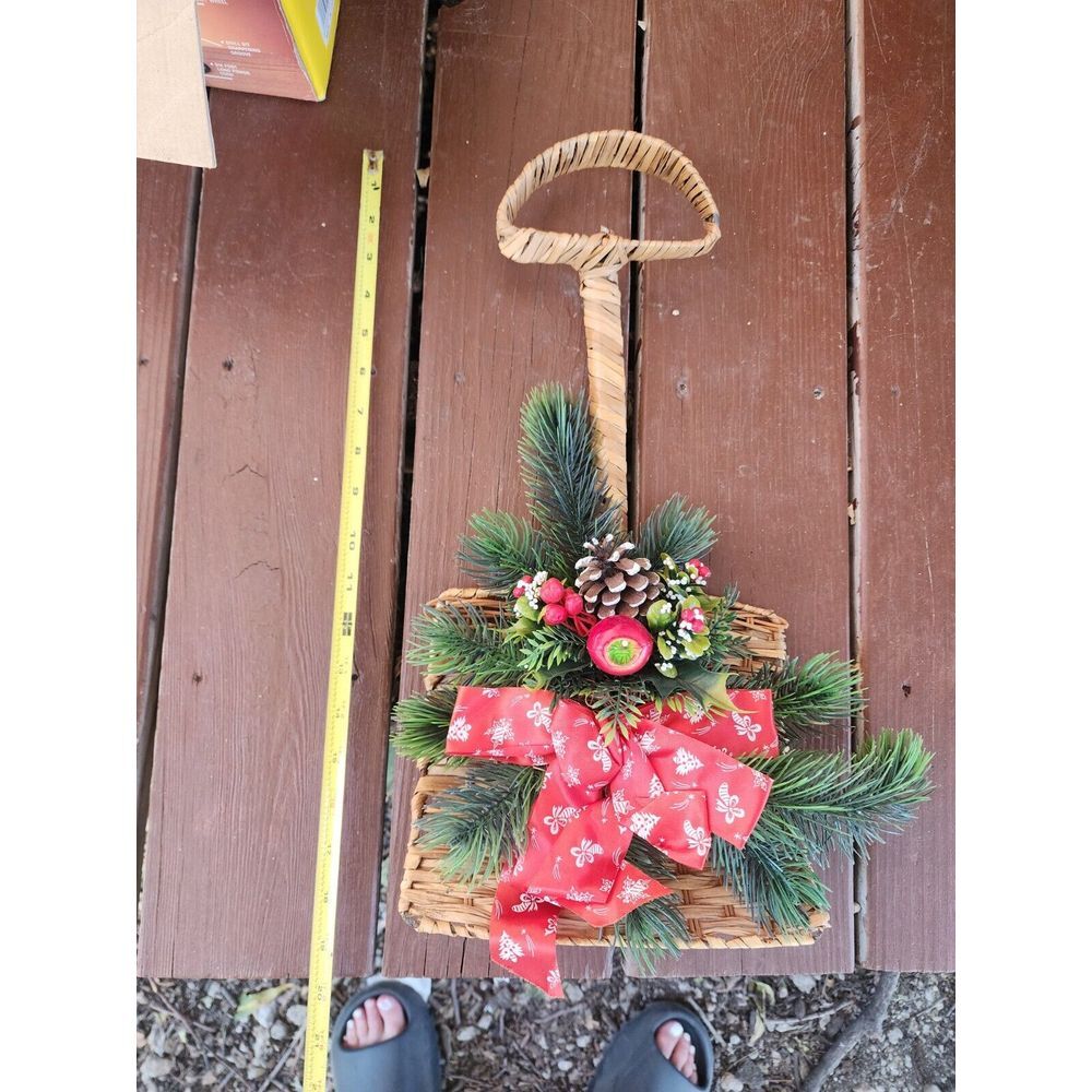 Vintage Christmas Woven Shovel Door Hanger With Floral‎ Arrangement